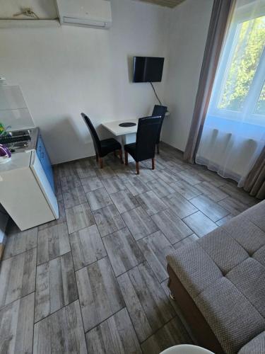 Μια τηλεόραση ή/και κέντρο ψυχαγωγίας στο Apartments Aurora