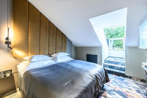 a bedroom with a large bed with a wooden headboard at Hotell Moe 