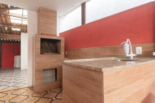 Kuchyň nebo kuchyňský kout v ubytování Casa Aconchegante com Churrasqueira