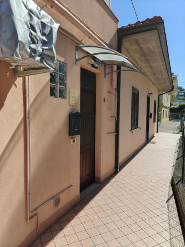 Το κτήριο όπου στεγάζεται  η παραθεριστική κατοικία