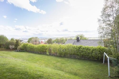a garden with a fence and some bushes at Island Villa in Sundsvall Alnö in Alnön