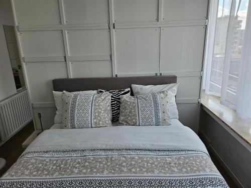 Una cama o camas en una habitación de Phocas