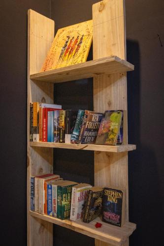 Bibliotēka hostelī