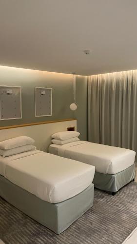 two beds in a hotel room with at فندق مساكن الجود in Al ‘Azīzīyah