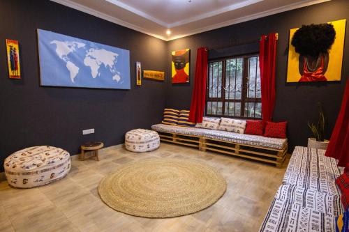 salon z dwiema ławkami i oknem w obiekcie Simba homes w mieście Arusza