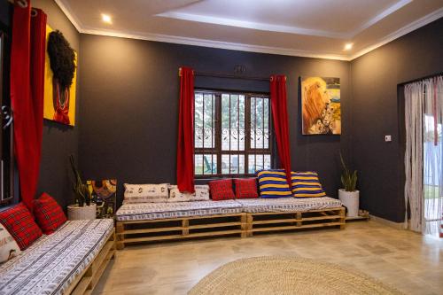 Simba homes tesisinde bir oturma alanı