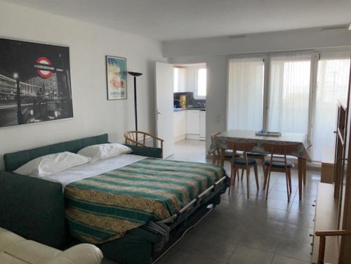 une chambre avec un lit, une table et un bureau dans l'établissement Appartamento in riva al mare a Cannes, à Cannes
