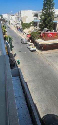 Gambar di galeri bagi two-bedroom apartment with a living room, kitchen and balcony di Monastir