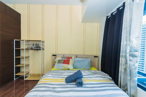 a bedroom with a bed with blue towels on it at Wow Digital nomad home Makati surf swim gym park 4254 in Manila