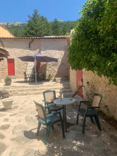 Patio nebo venkovní prostory v ubytování Chambres privées - Maison d hôtes Piot - Pennes-Le-Sec Drôme