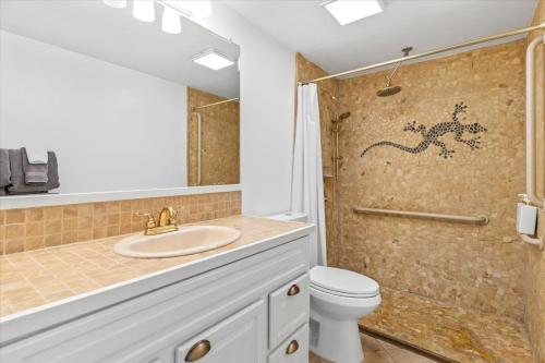 キヘイにあるBeautiful Oceanfront Condoの洗面台、シャワー、トイレ付きのバスルーム