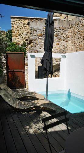 Piscina a La Grange Dorée o a prop