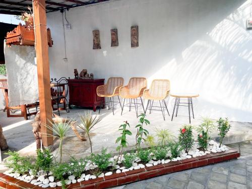 a patio with chairs and a table and plants at Pondok BIMA in Tegalalang