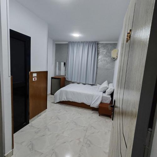 Ένα ή περισσότερα κρεβάτια σε δωμάτιο στο del ceilo hotell