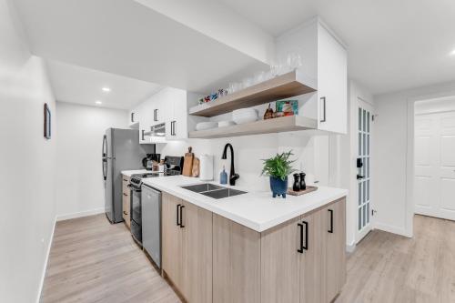 Kuchyň nebo kuchyňský kout v ubytování Bright 2-Bedroom Apartment