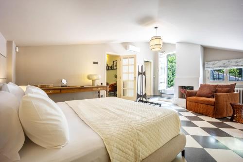 A Majestic Oasis in Keramikos, the Heart of Athens