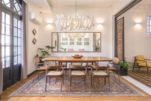 a dining room with a table and chairs and a chandelier at FAUNA Montevideo in Montevideo