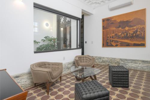 a waiting room with two chairs and a table at FAUNA Montevideo in Montevideo