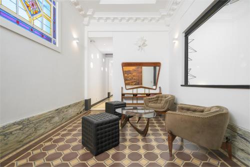 a room with chairs and a table and a mirror at FAUNA Montevideo in Montevideo