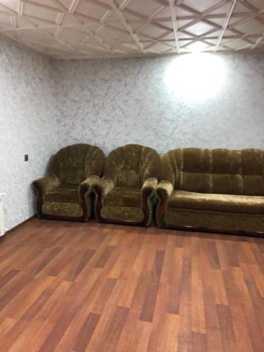 a couch sitting in a room with a wall at Kirayə ev in Mekhrably