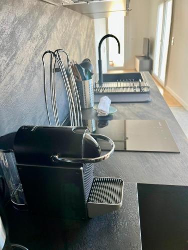 - un bureau avec un ordinateur portable dans l'établissement Appartement Vue Mer T2 Cosy, Plage à pied 3 mins, Coucher de Soleil, Parc privé, à Nice