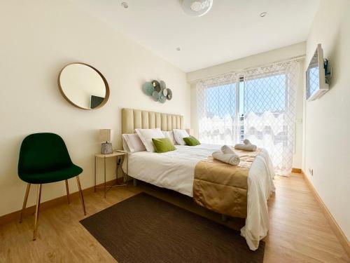 Postel nebo postele na pokoji v ubytování Paradise Luxurious apartment, free parking, 3 double rooms, 4 beds, terrace, jacuzzi, new