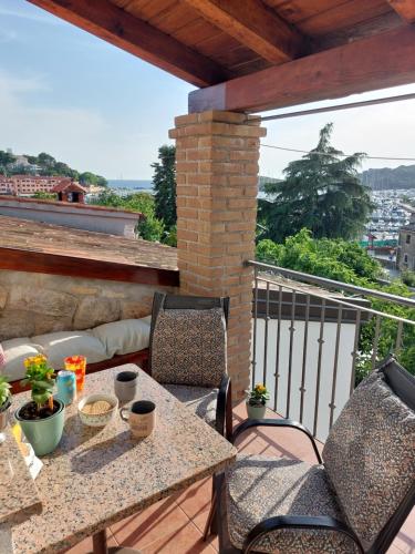 a patio with a table and chairs on a balcony at Apartman Karo in Vrsar
