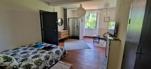 a bedroom with a bed and a hallway with a window at Spacieuse Suite Maison de Ville - 4 Personnes in Oloron-Sainte-Marie