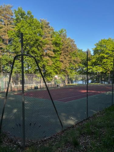 - un court de tennis avec filet dans l'établissement Mobilhome au bord du lac, à Saint-Gérons