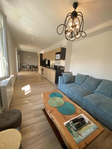 un salon avec un canapé bleu et une table dans l'établissement Number 14, à Argelès-Gazost