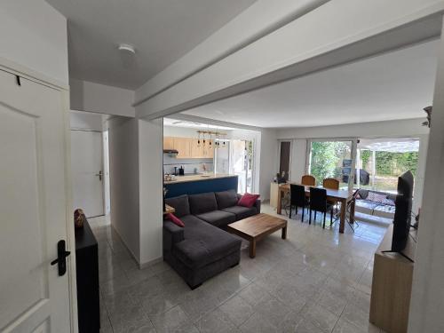 un salon avec un canapé et une table dans l'établissement Grand Soleil Vélodrome- Marseille, à Marseille