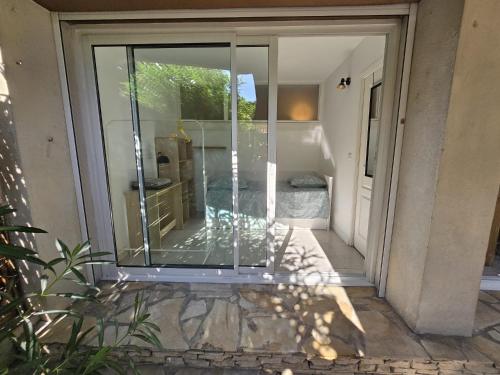 une porte coulissante en verre d'une maison avec une terrasse. dans l'établissement Grand Soleil Vélodrome- Marseille, à Marseille