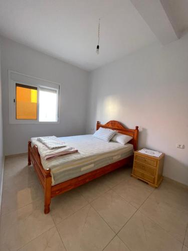 ein Schlafzimmer mit großem Bett und Fenster in der Unterkunft Alhoceima Appartement Loft with PANORAMIC view in Al Hoceïma