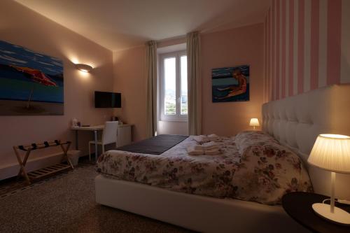 a bedroom with a large bed and a window at Amar in Levanto