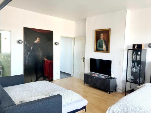 TV a/nebo společenská místnost v ubytování Unique Penthouse Maximilian von Bavaria 1-4 personnes à coté de Louis Vuitton