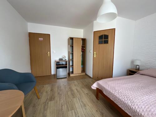 a small room with a bed and a kitchen at Dom Gościnny Sówka in Pobierowo