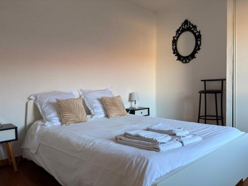 une chambre avec un lit blanc avec des serviettes dessus dans l'établissement L'Empeyral - Hypercentre - Mezzanine, à Albi
