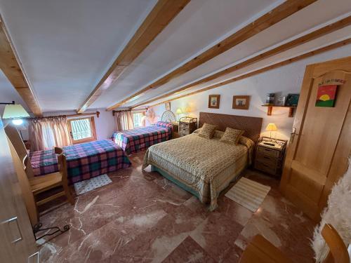a bedroom with a bed and a couch at Casa Rural La Petita in Tibi