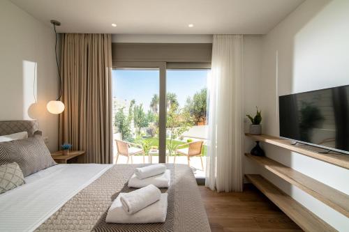 1 dormitorio con 1 cama grande y TV grande en Lucy's Αpartment, en Agios Nikolaos