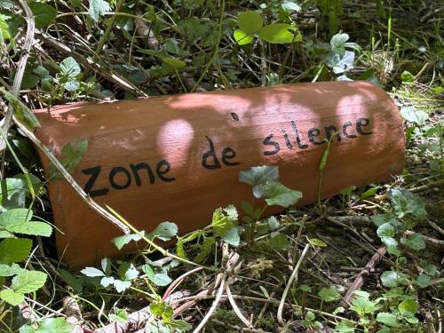 a sign that says zone be shared on the ground at Chambre d'Hôtes du Domaine de Gargoris, Terrasse Privée & Piscine in Pont-du-Casse