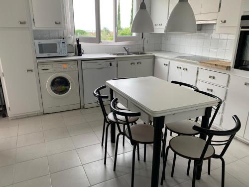a kitchen with a table and chairs in it at Girona m'enamora in Girona