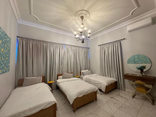 เตียงในห้องที่ Blue Villa