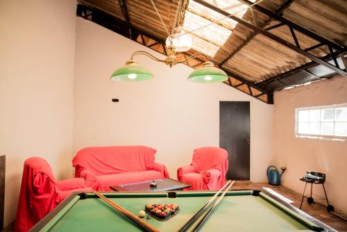 Bàn bi-da tại Chez Les Artistes Jacuzzi terrasse et billard