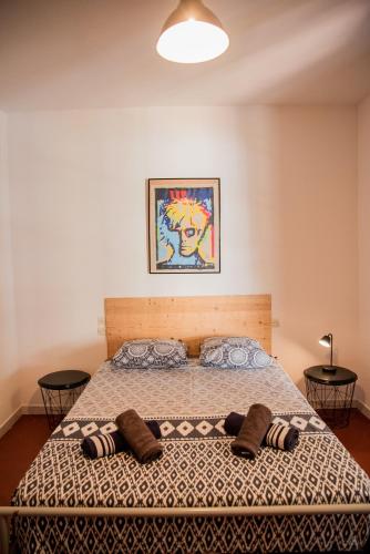 une chambre avec un lit avec deux oreillers dessus dans l'établissement Chez Les Artistes Jacuzzi terrasse et billard, à Carcassonne