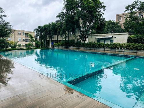a swimming pool in a building with blue water at Urban Nest Studio in Homagama