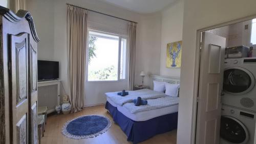 une petite chambre avec un lit et une fenêtre dans l'établissement Cannes Californie - Villa Florida - Comfort & Style - Sea View - Parking - Beach, à Cannes