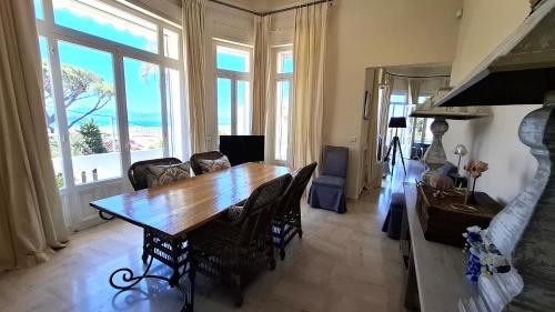 un salon avec une table en bois et un canapé dans l'établissement Cannes Californie - Villa Florida - Comfort & Style - Sea View - Parking - Beach, à Cannes