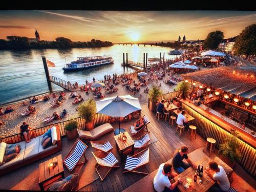 een luchtfoto van een bar met mensen op het water bij SWEETHOME am WOOGBACH Speyer in Speyer