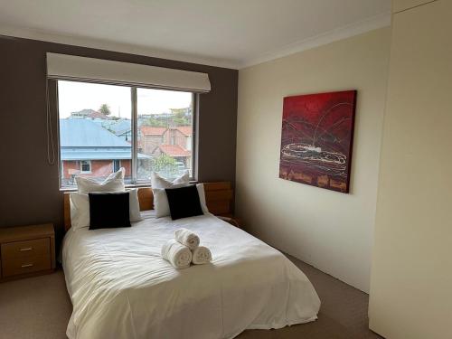 a bedroom with a bed with two teddy bears on it at Makkadesh Homes in Bunbury