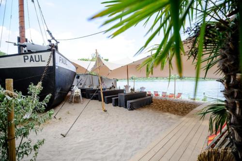 een boot op het strand naast het water bij SWEETHOME am WOOGBACH Speyer in Speyer